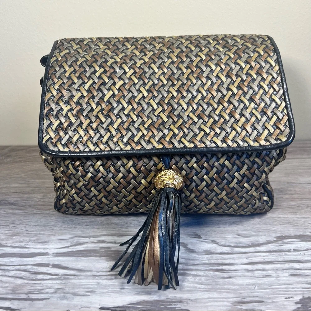 Elegant Woven Crossbody Bag with Tassel - REMARKABLE! - Picture 1 of 14